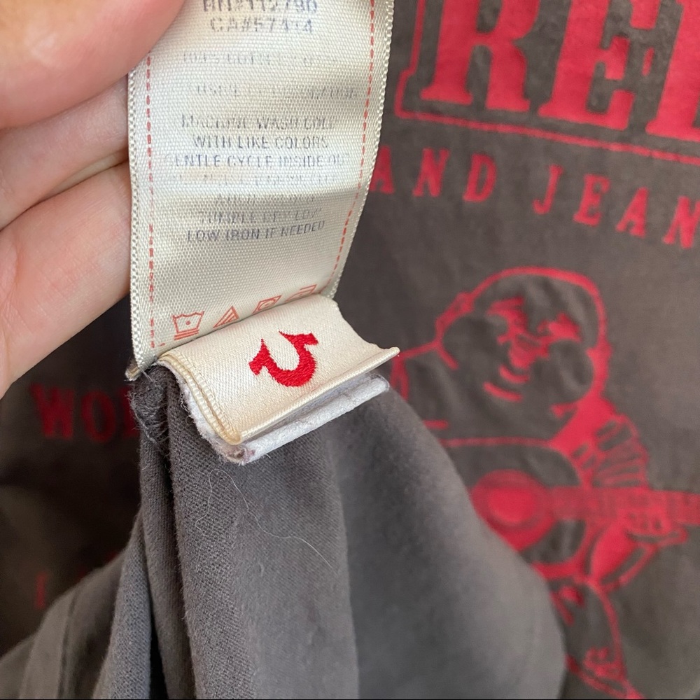 True Religion Felt Logo Dark Gray and Red Crew
Neck T-Shirt Size XL - Picture 7 of 9